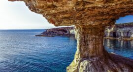 Costa De Chipre Con Columnas Rocosas